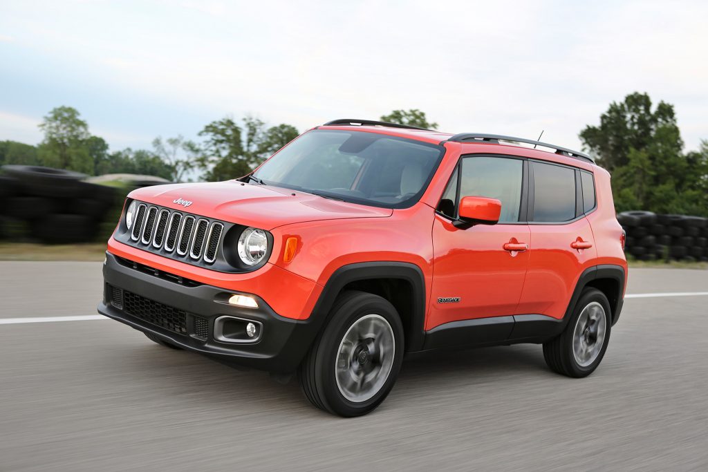 2017-Jeep-Renegade-Latitude-front-three-quarter-in-motion-02